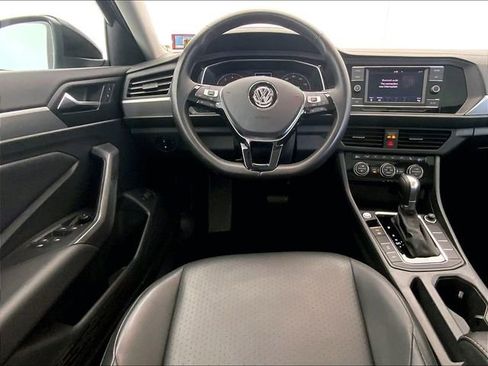 Used 2019 Volkswagen Jetta SE w/ Cold Weather Package FWD image 11