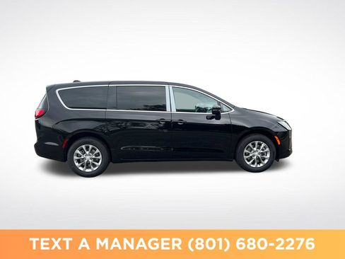 New 2027 Chrysler Pacifica Select AWD/4WD image 6