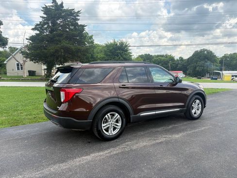 Used 2020 Ford Explorer XLT w/ Equipment Group 202A AWD/4WD image 30