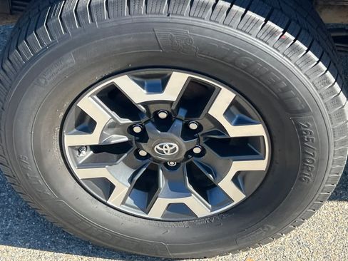 Used 2018 Toyota Tacoma TRD Off-Road w/ Technology Package RWD image 17