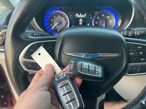 Used 2020 Chrysler Pacifica Touring-L image 23