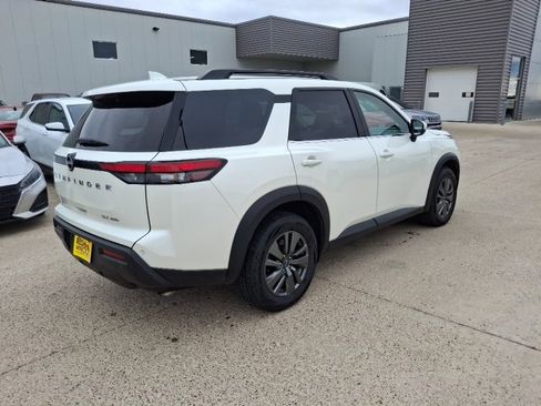 Used 2024 Nissan Pathfinder SV image 6