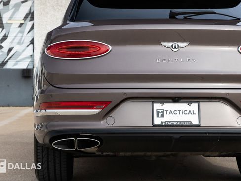 Used 2024 Bentley Bentayga Azure image 14