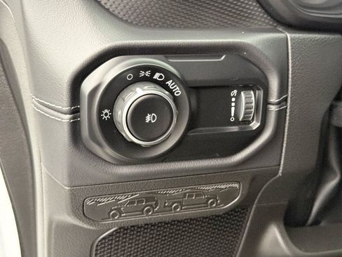 Used 2025 Jeep Wrangler Unlimited Rubicon AWD/4WD image 19