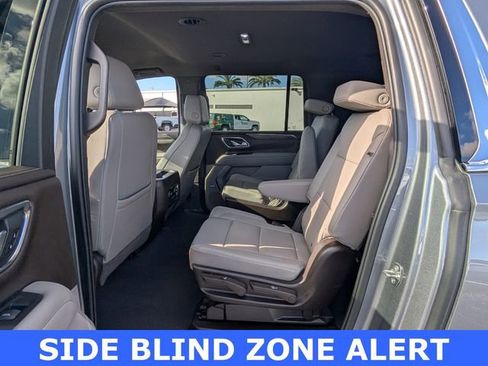 Used 2022 Chevrolet Suburban LT w/ Luxury Package image 6