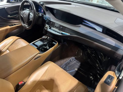 Used 2018 Lexus LS 500 w/ Accessory Package (Z2) RWD image 33