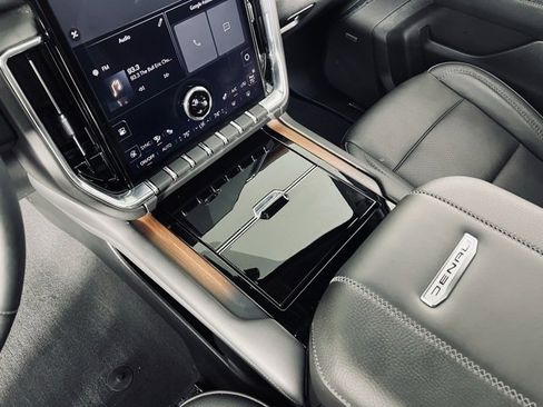 Used 2025 GMC Yukon Denali image 31