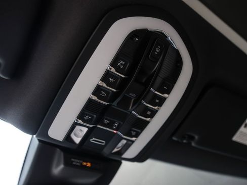 Certified 2025 Porsche Macan AWD/4WD image 28