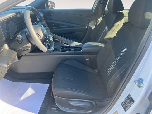 Certified 2025 Hyundai Elantra SEL FWD image 11