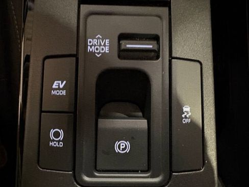 Used 2025 Toyota Prius XLE AWD/4WD image 18