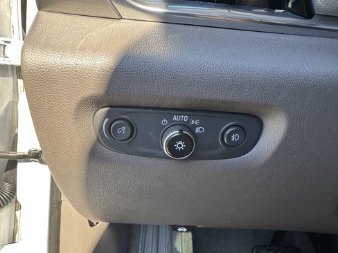 Used 2018 Chevrolet Traverse LT image 18