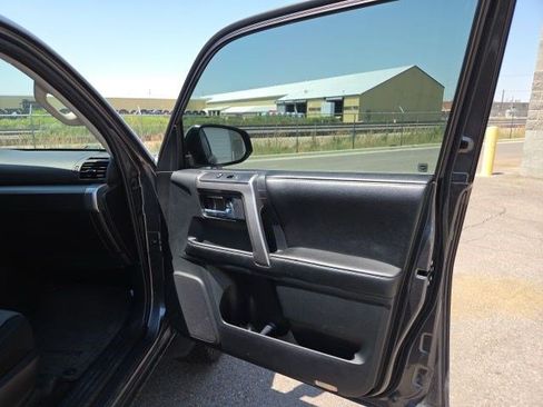 Used 2015 Toyota 4Runner SR5 AWD/4WD image 19