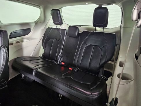 Used 2023 Chrysler Pacifica Touring-L image 34
