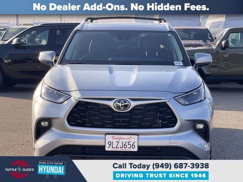 Used 2024 Toyota Highlander XLE FWD image 2