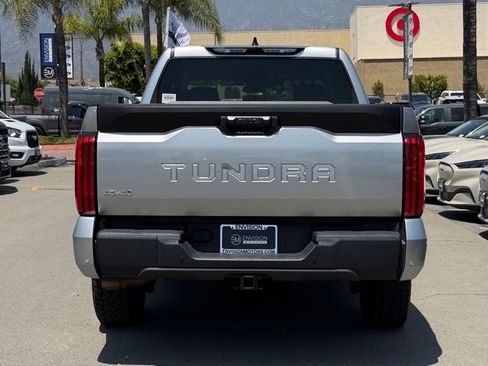 Used 2022 Toyota Tundra SR5 w/ SR5 Convenience Package AWD/4WD image 8