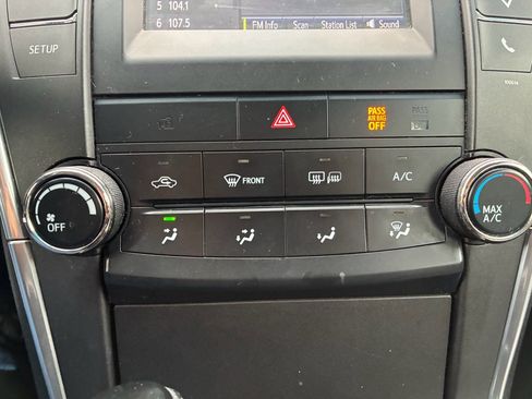 Used 2017 Toyota Camry SE image 19