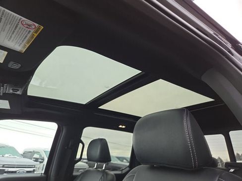 Used 2022 Ford F250 Lariat w/ Black Appearance Package image 9