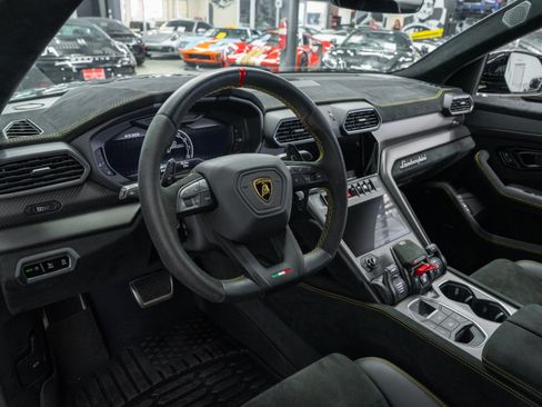 Used 2023 Lamborghini Urus Performante AWD/4WD image 12