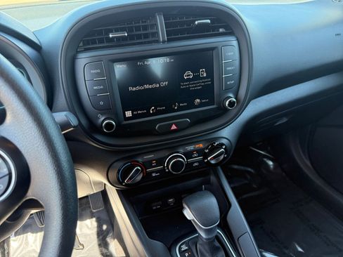 Used 2025 Kia Soul LX w/ LX Technology Package FWD image 17