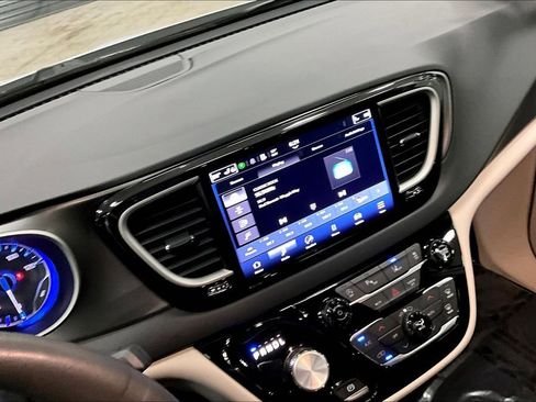 Used 2024 Chrysler Pacifica Touring-L image 9