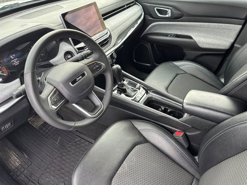 Used 2024 Jeep Compass Latitude image 9