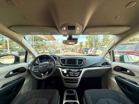 Used 2023 Chrysler Voyager LX FWD image 17