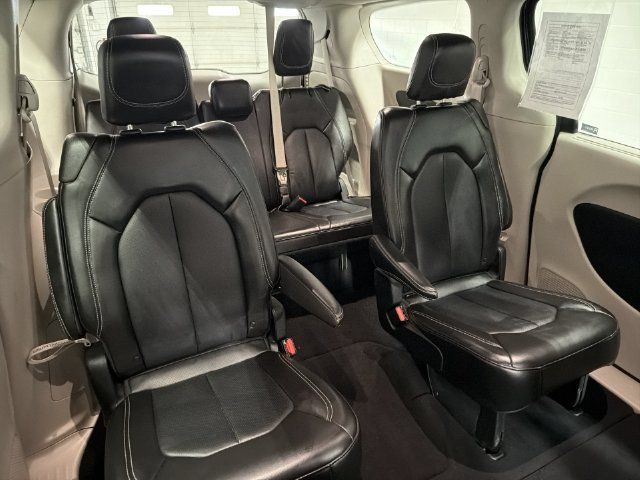 Used 2024 Chrysler Pacifica Touring-L FWD image 16