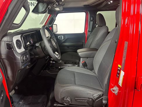 Used 2025 Jeep Wrangler Unlimited Sahara w/ Safety Group AWD/4WD image 17