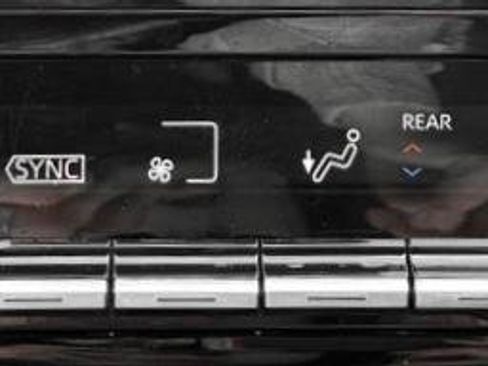 Used 2020 Toyota Highlander XLE AWD/4WD image 22