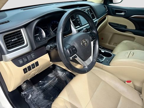 Used 2018 Toyota Highlander Limited FWD image 26