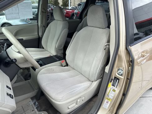 Used 2012 Toyota Sienna LE FWD image 11