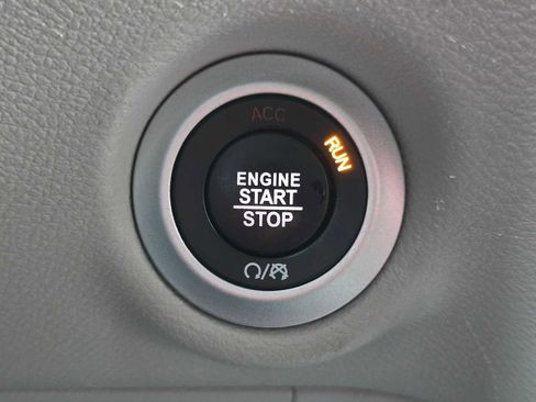 Used 2024 Chrysler Pacifica Touring-L FWD image 33