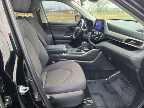 Used 2024 Toyota Highlander LE image 6