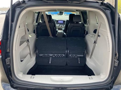 Used 2024 Chrysler Pacifica Touring-L FWD image 18