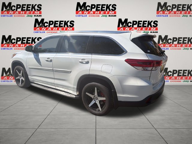 Used 2017 Toyota Highlander XLE AWD/4WD image 3
