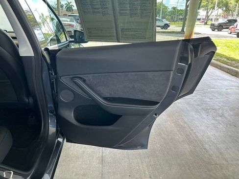 Used 2023 Tesla Model Y Long Range AWD/4WD image 38