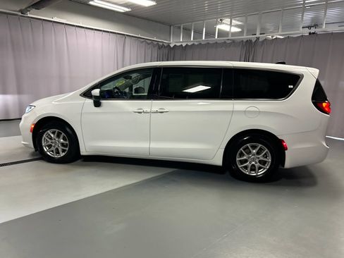 Used 2023 Chrysler Pacifica Touring-L FWD image 4