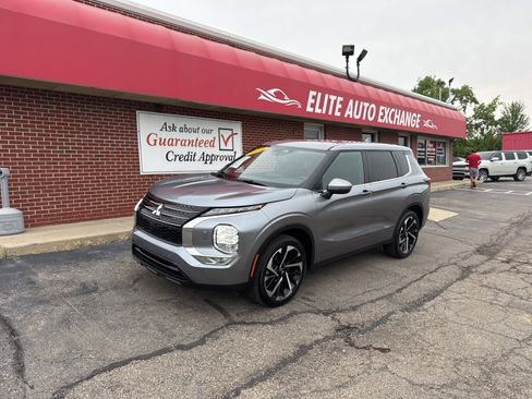 Used 2024 Mitsubishi Outlander SE image 1