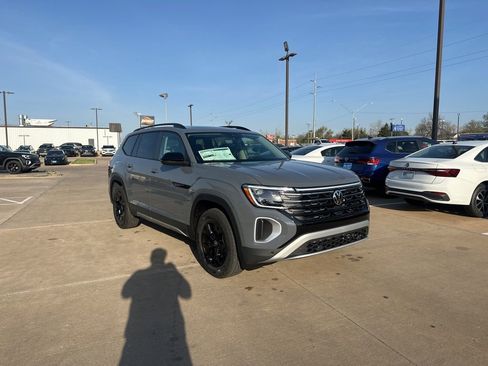 New 2026 Volkswagen Atlas Peak Edition AWD/4WD image 3