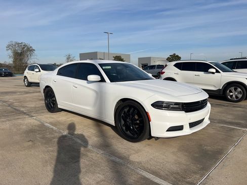 Used 2019 Dodge Charger SXT w/ Plus Group image 4