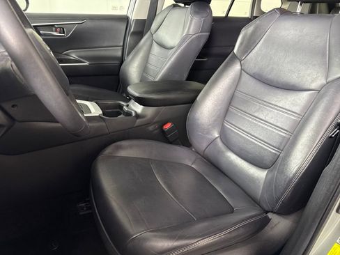 Used 2020 Toyota RAV4 XLE Premium image 10