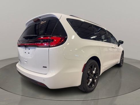 New 2026 Chrysler Pacifica Select w/ S Appearance Package AWD/4WD image 7