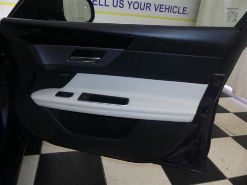 Used 2017 Jaguar XF R-Sport image 27