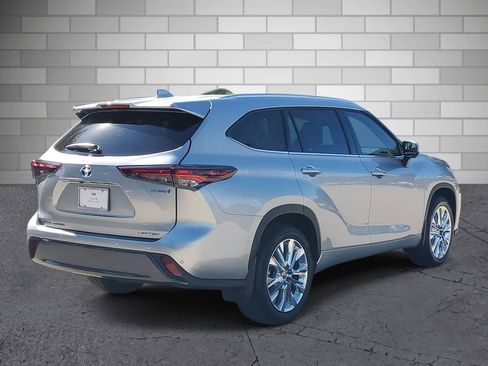 Used 2024 Toyota Highlander Limited image 5