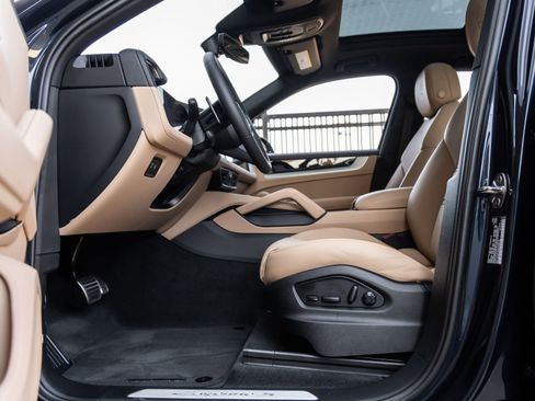 Certified 2025 Porsche Cayenne S AWD/4WD image 24