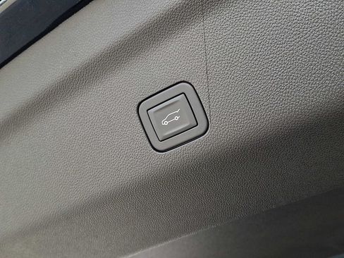 Used 2025 Chevrolet Suburban Premier AWD/4WD image 28