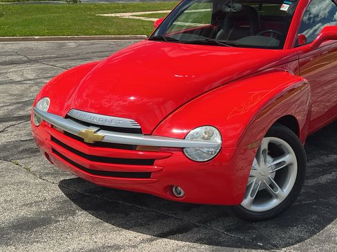 Used 2004 Chevrolet SSR w/ Preferred Equipment Group RWD image 8