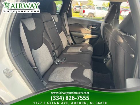 Used 2017 Jeep Cherokee Sport FWD image 13