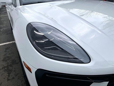 Certified 2025 Porsche Macan AWD/4WD image 30