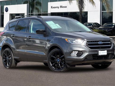 Used 2019 Ford Escape SE image 2